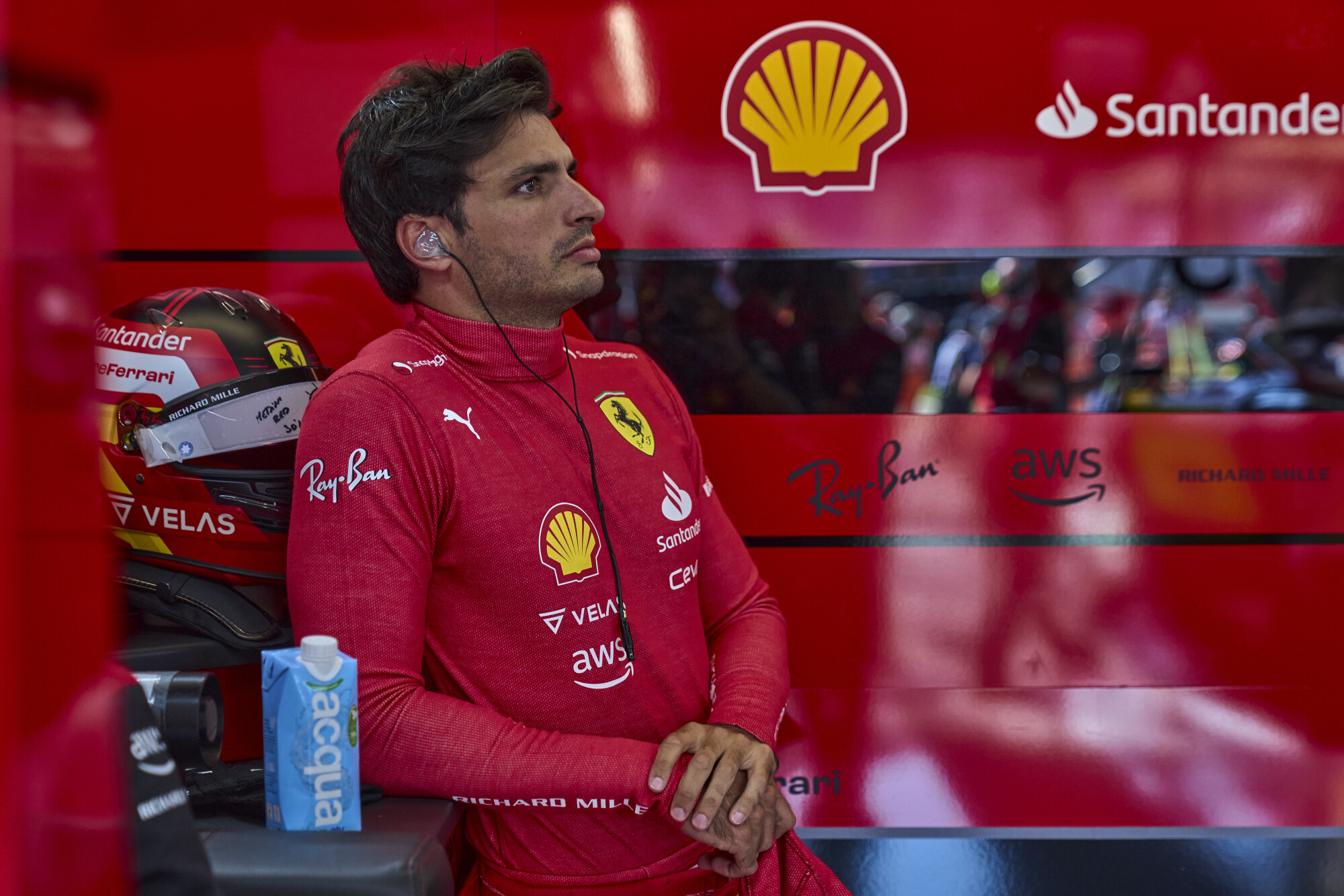 Sainz - uit auto in pitlane - Frankrijk 2022