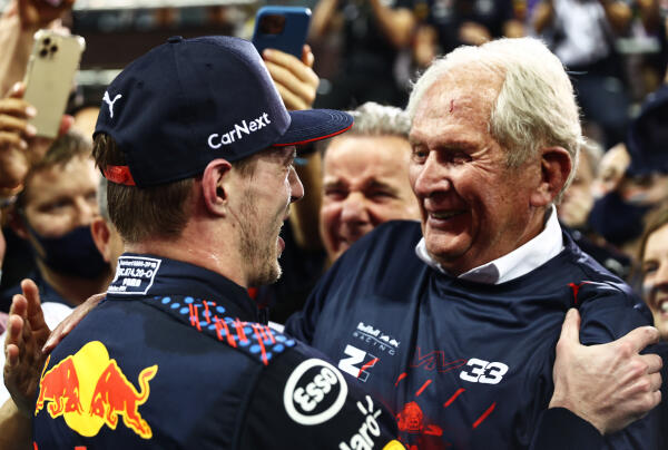helmut marko en max verstappen na afloop gp van abu dhabi 2021