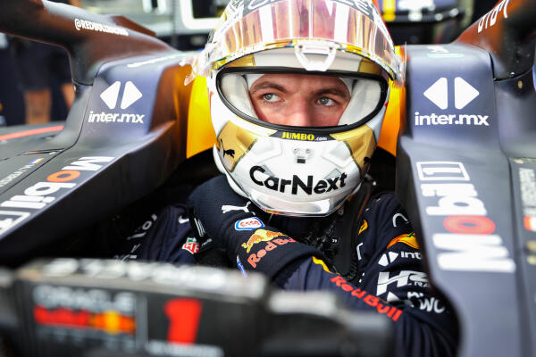 Max Verstappen in de auto tweede testdag Bahrein 2022