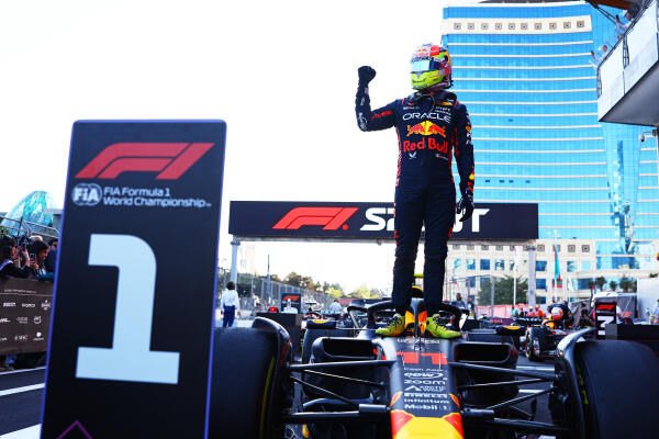 Sergio Perez sprintrace uit auto Baku 2023