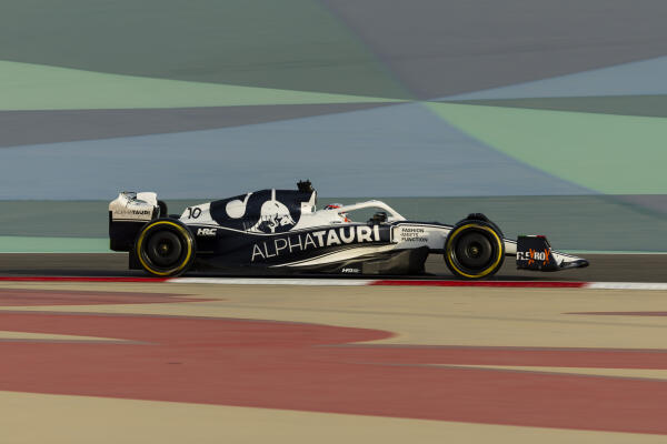 Pierre Gasly op de baan eerste testdag Bahrein 2022