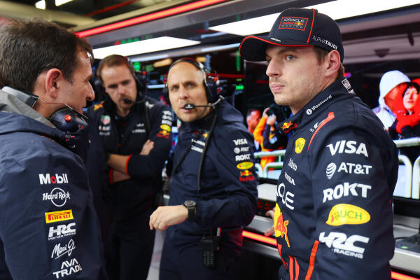 Max Verstappen in gagage - GP Australië 2025