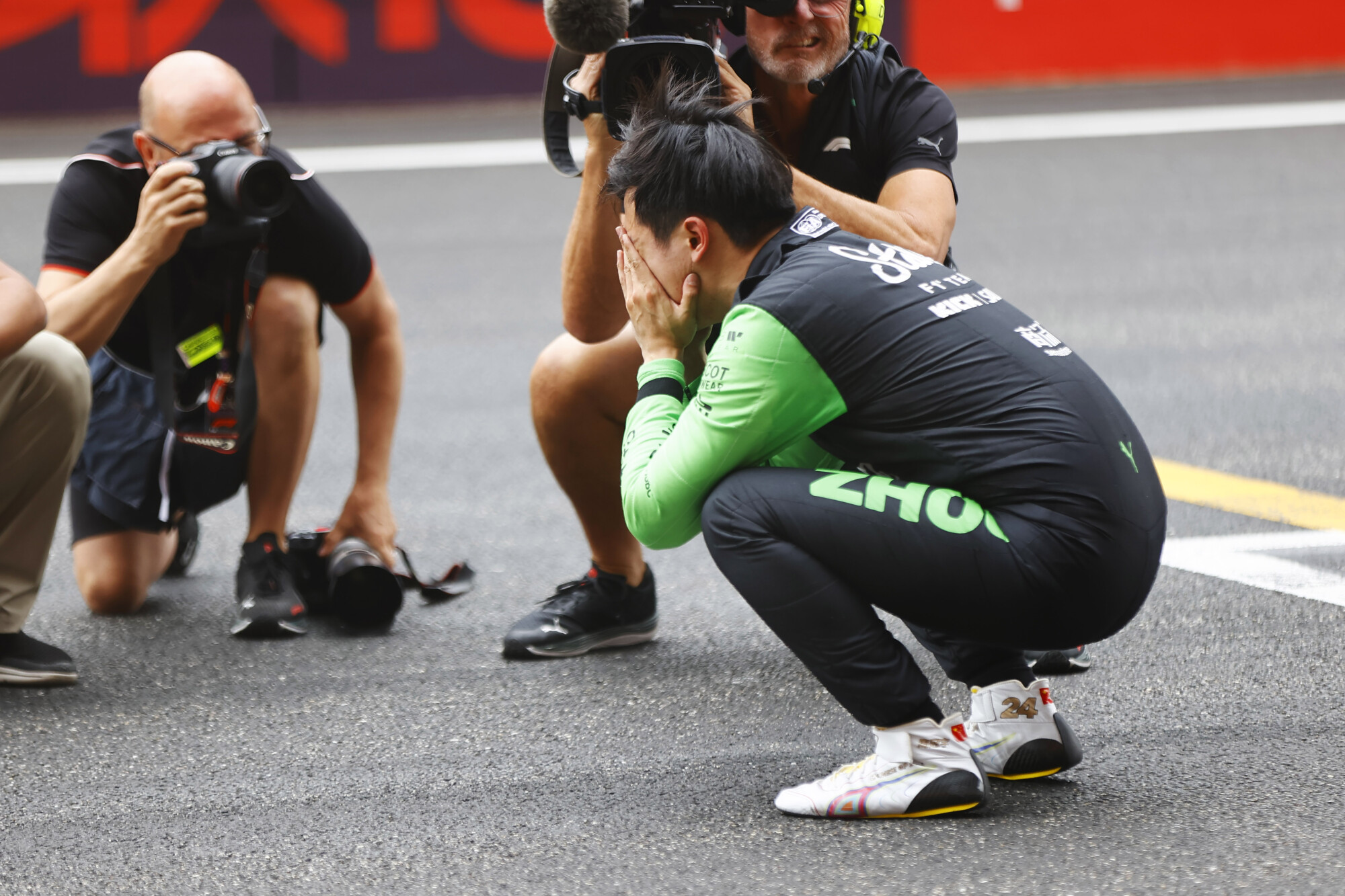 Guanyu Zhou geknield zondag GP China
