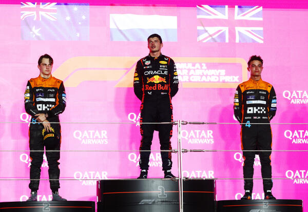 Verstappen wint op podium
