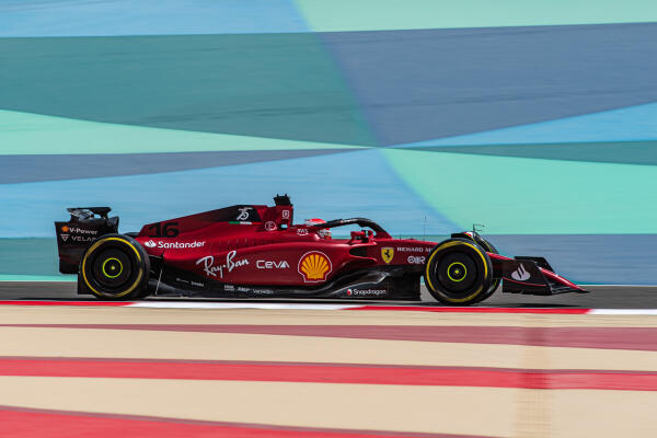 Carlos Sainz in de auto eerste testdag Bahrein 2022