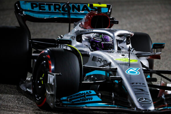Lewis Hamilton closeup in de Mercedes derde testdag Bahrein 2022