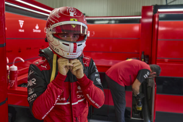 Charles Leclerc in de garage Monaco 2022