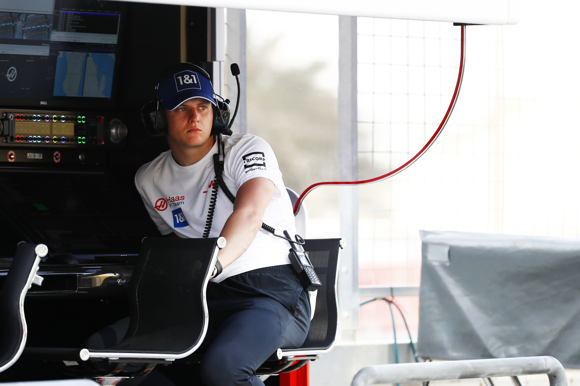 Mick Schumacher kijkt toe vanuit pitwall eerste testdag Bahrein 2022