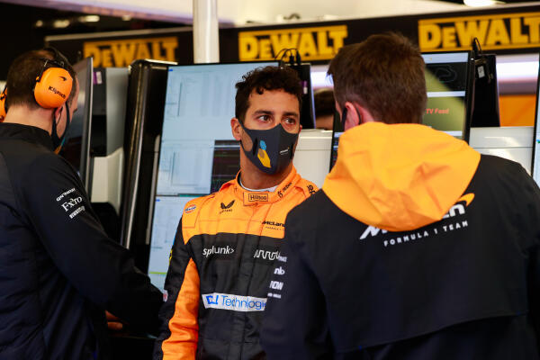 Daniel Ricciardo in de pitbox Barcelona 2022