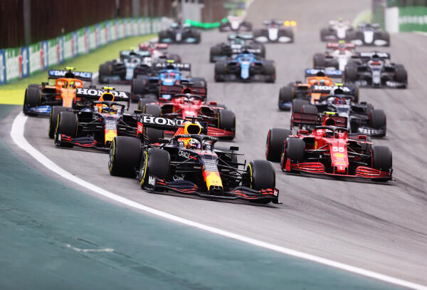 Max Verstappen leidt de rest van de groep tijdens de sprintrace in Brazilië 2021