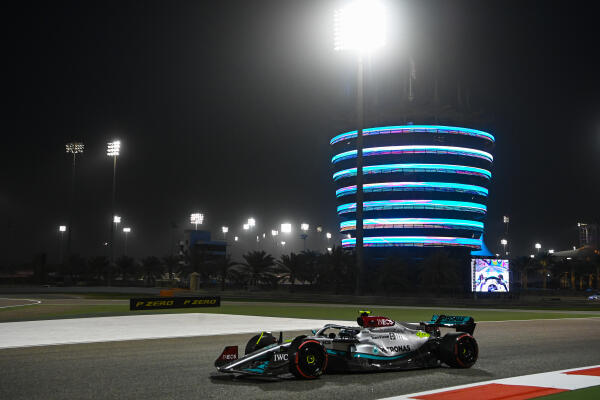 lewis-hamilton-bahrein-car