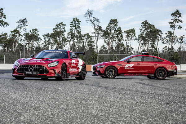 Mercedes safety car en medical car persfoto 2