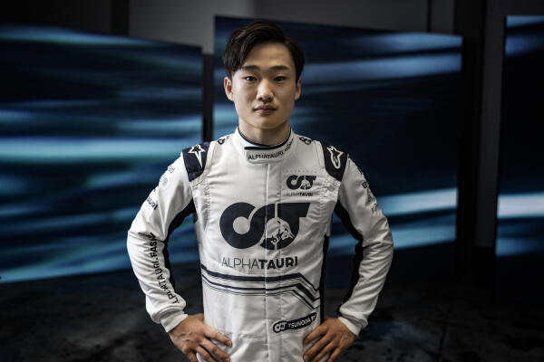 Yuki Tsunoda tijdens perspresentatie nieuwe AlphaTauri 2021