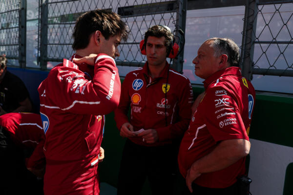 Charles Leclerc en Frederic Vasseur voorafgaand aan F1 GP van Mexico 2025