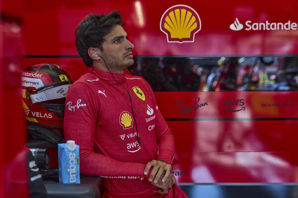 Sainz - uit auto in pitlane - Frankrijk 2022