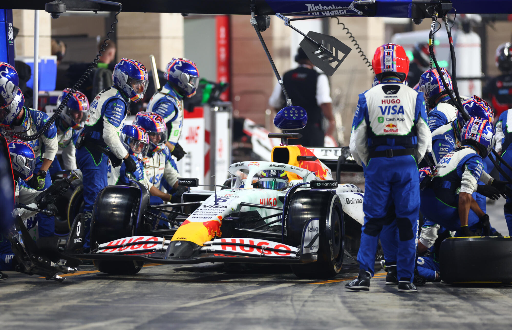 Isack Hadjar Racing Bulls pitstop garage race zondag Qatar 2025